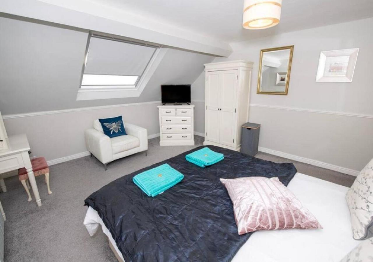 Sandmartin - Top Floor 3-Bed Apartment Sea Views & Parking 스카버러 외부 사진
